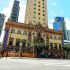 Varios cubanoamericanos se congregaron frente al simbólico edificio que actualmente es un museo.