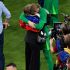 La esposa de Matvei Safonov apareció en la cancha con una bandera rusa confeccionada de manera improvisada tras la conquista de la Champions League por parte del PSG.