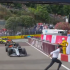 Una persona del staff del Gran Premio de Mónaco se ha cruzado la pista mientras los coches circulaban.