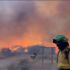 Bomberos y personal de emergencia combaten el fuego en Andalucía.