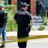 Oficial de la policía de Biddeford resguardando la escena del tiroteo fatal que involucró a ICE en Maine.