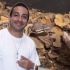 Luis Fernando Peña da de comer una rata a su serpiente.