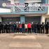 Fila de hombres presuntos miembros del CJNG, detenidos y custodiados por elementos de fuerzas especiales frente a una vivienda asegurada.