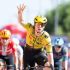 Matthew Brennan levanta cuatro dedos para celebrar su cuarta victoria en La Vuelta.