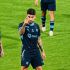 El centrocampista Ruben Neves señala a los aficionados que están molestándolo con cánticos referentes a su fallecido amigo Diogo Jota.