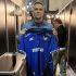 Los Gallos de Querétaro le obsequiaron un jersey del equipo emplumado a Robbie Williams
