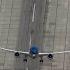  La empresa aeronáutica Boeing subió un video que muestra la gran versatilidad de vuelo de su nuevo modelo de avión comercial.  El video muestra cómo los pilotos del nuevo Boeing 787-9 Dreamliner, en un vuelo de prueba sobre Washington, son capaces de despegar casi en vertical.