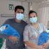 Marcos Alfonso “N” y Judith Alejandra cargando a dos de su tres pequeños, ya que la niña se encuentra en en Cuidados Neonatales con buen reporte de salud. Foto: IMSS