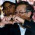 Gustavo Petro, candidato de Colombia, hace un corazón con sus manos