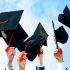 Imagen de birretes de graduados.