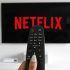 Imagen de una pantalla con el logo de Netflix y en primer plano un control