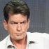 Charlie Sheen con rostro preocupado.