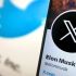 Celular que enseña la cuenta de Elon Musk en X, antes Twitter.