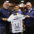 Leo Suárez posando con la camiseta de Pumas.