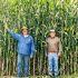 dos campesinos posan junta a la milpa