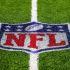 Logo de la NFL pintado sobre el césped.