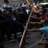  Los maestros de la CNTE se enfrentaron a la policía afuera de Palacio Nacional.