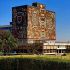 Edificio de Rectoría UNAM con cielo azul 