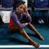 Simone Biles sentada y triste tras la competencia.