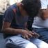 Niño con un celular en las manos