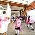 Alumnos de educación básica llegando a un plantel escolar de la SEP.
