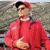 Alfredo Harp Helú en el estadio de los Diablos Rojos con gorra y chamarra del equipo.