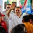 Renán Barrera durante uno de sus recorridos de campaña por Yucatán. (Facebook)
