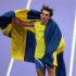 Armand Duplantis con la bandera de Suecia. (Reuters)