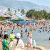 Turistas disfrutan de las playas de Acapulco
