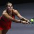Sabalenka estirándose por la pelota. (Reuters)