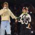Bad Bunny junto a Julieta Venegas durante su concierto en CDMX, momento que se volvió viral por la reacción del cantante ante el inesperado error.