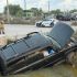 Camioneta Chevrolet Tahoe volcada dentro de un canal pluvial al sur de Matamoros, Tamaulipas, tras un accidente vial; en el lugar se observa la unidad siniestrada y la presencia de autoridades y cuerpos de emergencia.