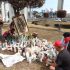 Vecinas y vecinos continúan llevando veladoras al memorial que sigue creciendo en el Puente de la Concordia tras la explosión de la pipa de gas.