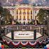 Ilustración de la Casa Blanca con un octágono del UFC en su patio principal.