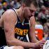 Nikola Jokic sufrió una hiperextensión en la rodilla izquierda y será reevaluado en cuatro semanas., una baja sensible para los Nuggets, aunque sin riesgo para el resto de la temporada