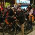 CIUDAD DE MÉXICO, 25OCTUBRE2025.- Se llevó a cabo un Paseo Nocturno en bicicleta con motivo del Día de Muertos sobre la avenida Paseo de la Reforma. A lo largo de la vía se colocaron adornos luminosos con figuras de catrinas, calaveras, perros y otros elementos alusivos a la festividad. Cientos de familias, parejas, amigos y otros viandanres se disfrazaron y participaron en el recorrido. FOTO: CAMILA AYALA BENABIB/CUARTOSCURO.COM