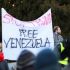 Manifestantes en Viena sostienen una pancarta con el mensaje “Stop Trump – Free Venezuela” durante una protesta contra la captura de Nicolás Maduro anunciada por Estados Unidos, en el contexto de la crisis diplomática internacional.