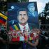 Una mujer muestra una pintura que representa al derrocado presidente venezolano, Nicolás Maduro