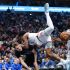 Amen Thompson cae sobre Cooper Flagg durante la segunda mitad del Mavs-Rockets en el   American Airlines Center.