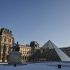 La nieve cubre el museo del Louvre alrededor de la pirámide diseñada por el arquitecto chino-estadounidense Ieoh Ming Pei en París el 6 de enero de 2026.