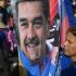 Un manifestante sostiene una fotografía del derrocado presidente de Venezuela, Nicolás Maduro, durante una manifestación en apoyo a él y a su esposa Cilia Flores en Caracas.