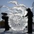 Escultores tallan una gran figura de hielo translúcido durante el Festival de Hielo y Nieve de Harbin, con una noria al fondo, en un entorno invernal extremo que combina arte, turismo y bajas temperaturas en China.