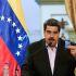 El presidente de Venezuela, Nicolás Maduro, sostiene una copia de la constitución venezolana mientras habla durante una reunión con miembros del cuerpo diplomático venezolano después de su llegada de Estados Unidos.