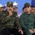 El presidente de Venezuela, Nicolás Maduro, se sienta con el ministro de Defensa, Vladimir Padrino López, durante una manifestación contra una posible escalada de las acciones estadounidenses hacia el país, en la base militar de Fuerte Tiuna en Caracas, Venezuela.
