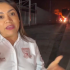 La alcaldesa de Villagrán, Cinthia Teniente, habla ante medios durante la noche mientras al fondo se observan llamas y unidades de emergencia tras la explosión e incendio en un centro ilegal de almacenamiento de hidrocarburos en la colonia Satélite.
