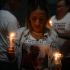 Una mujer sostiene velas durante una vigilia para exigir la libertad de los presos políticos