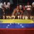 Una mujer encendió una vela junto a una bandera venezolana durante una vigilia para exigir la libertad de los presos políticos en El Helicoide, una instalación y prisión propiedad del gobierno venezolano y utilizada para presos comunes y políticos del Servicio Bolivariano de Inteligencia Nacional (SEBIN), en Caracas el 13 de enero de 2026.