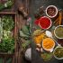 Especias y hierbas ideales para cocinar en invierno: usos y beneficios