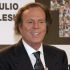 Julio Iglesias posa ante un fondo con su nombre durante un acto público en una imagen de archivo de 2011, vestido con traje oscuro y corbata, en un contexto informativo relacionado con su trayectoria artística.