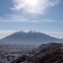 Panorámica de Monterrey vista desde un cerro en la colonia Vista Real, en San Pedro Garza García, con la zona urbana extendida y el Cerro de la Silla al fondo bajo un cielo despejado, en marzo de 2021.
